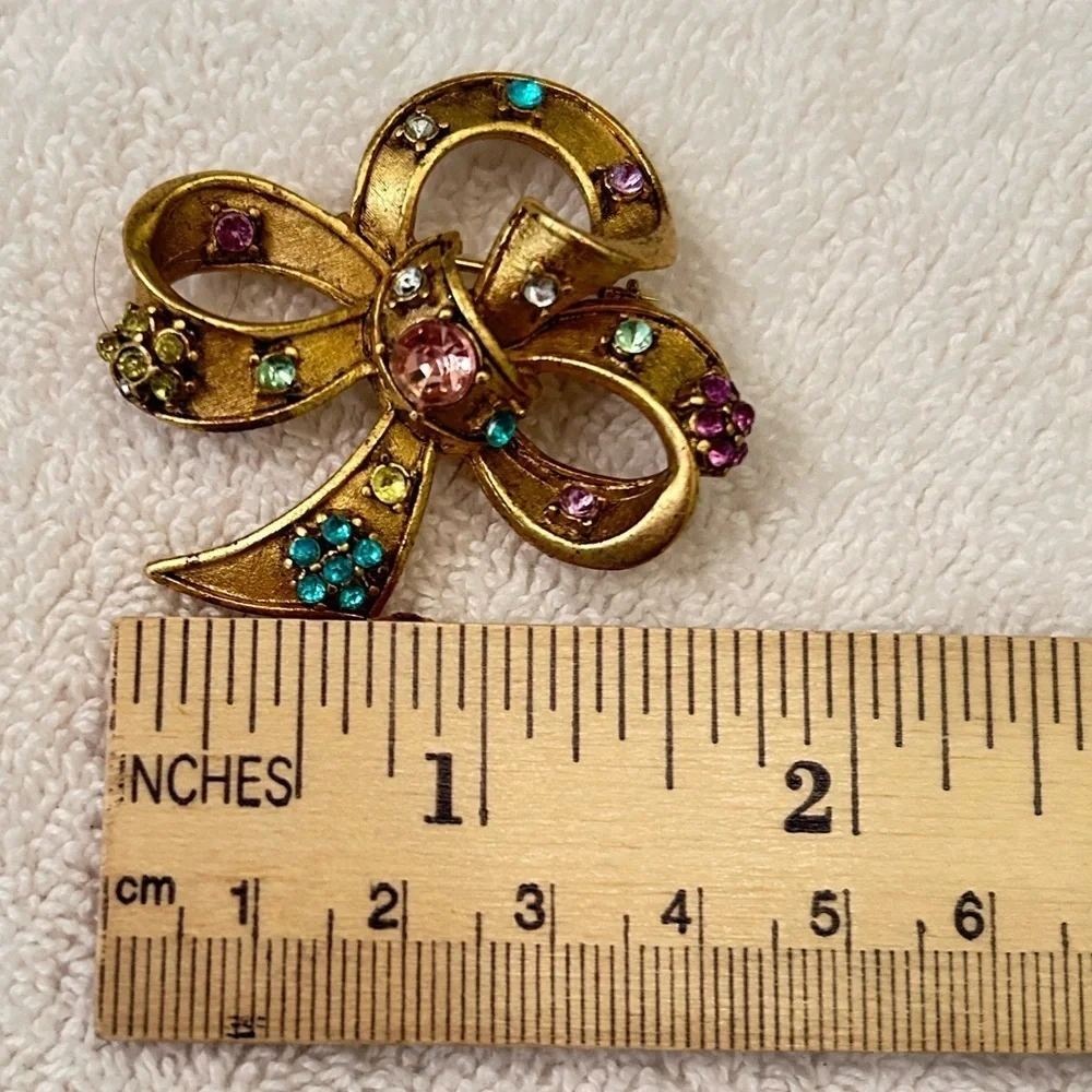 Vintage 60’s textured Gold tone Bow Brooch Multicolor pastel rhinestones marked